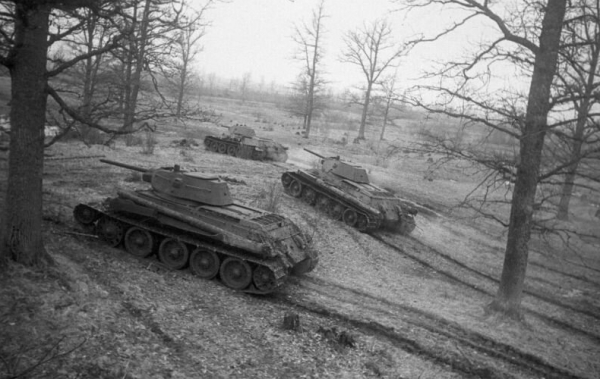 «Раньше воевали тачанками, а теперь танками»: как происходила реформа советской танковой тактики в Великую Отечественную